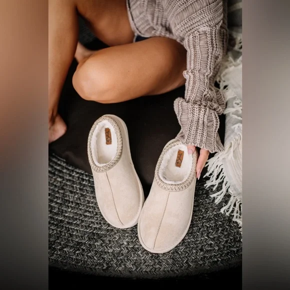 NIB Brand New Sparks Very G Cream Faux Fur Vegan Suede Slippers Slides Shoes - Picture 2 of 11